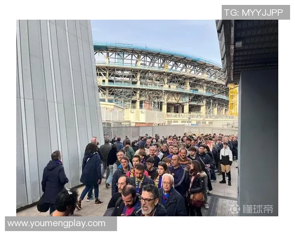 世体:法兰克福球迷在诺坎普制作骚乱,巴萨要求经济补偿 世体:法兰克福球迷在诺坎普制作骚乱,巴萨要求经济补偿